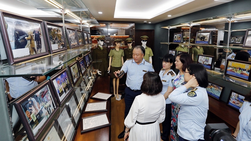 Phòng Trưng bày truyền thống “Dấu ấn Quản lý thị trường” - Nơi ghi dấu những chặng đường phát triển của lực lượng
