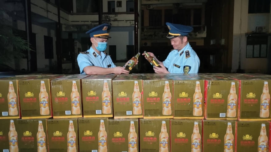 Ngăn chặn thành công gần 1.000 chai bia nhập lậu