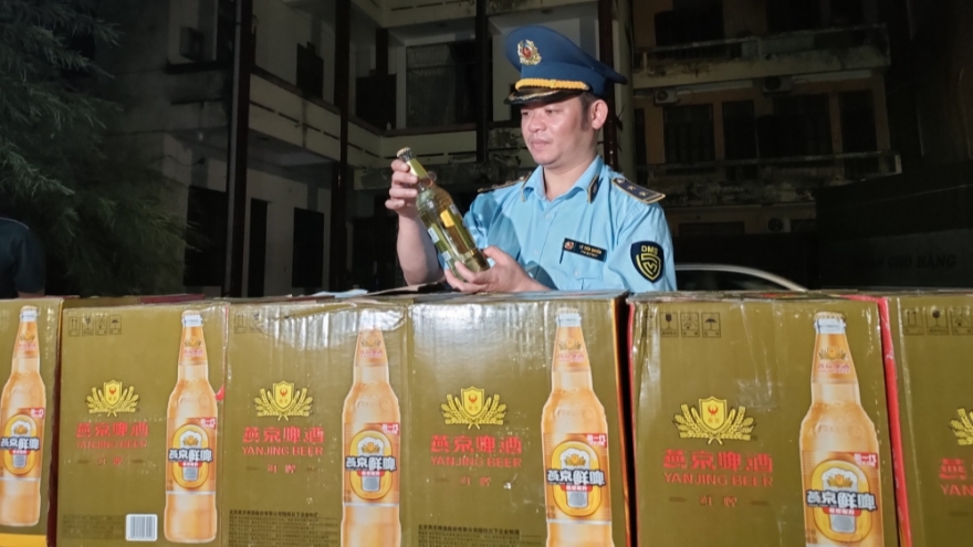 Ngăn chặn thành công gần 1.000 chai bia nhập lậu