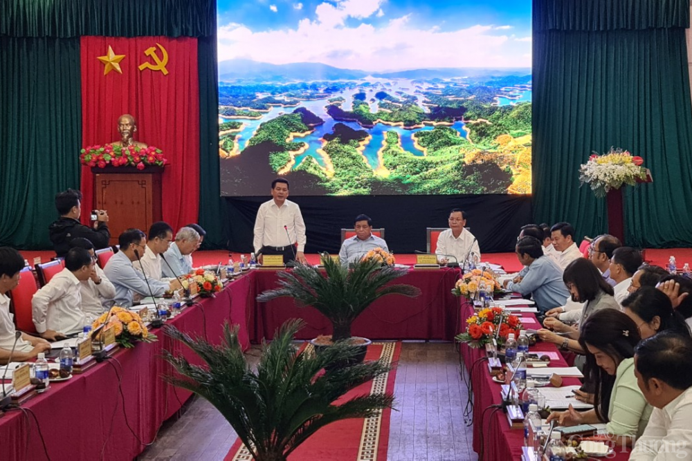 Bộ trưởng Công Thương Nguyễn Hồng Diên làm việc với Tỉnh Đắk Nông Bộ trưởng Công Thương Nguyễn Hồng Diên làm việc với tỉnh Đắk Nông