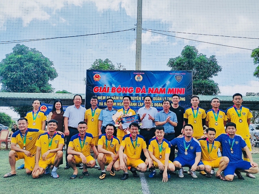 QLTT Nghệ An tổ chức giải bóng đá Nam chào mừng 65 năm ngày truyền thống lực lượng