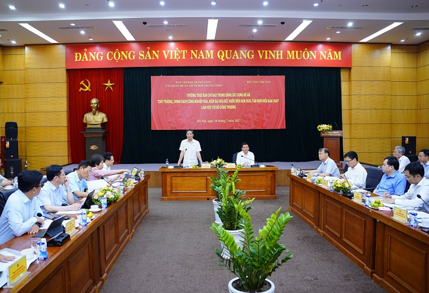 Ưu tiên phát triển các ngành công nghiệp nền tảng.,khuyến khích phát triển hài hòa các ngành mũi nhọn, mới Ưu tiên phát triển các ngành công nghiệp nền tảng, khuyến khích phát triển hài hòa các ngành mũi nhọn, mới