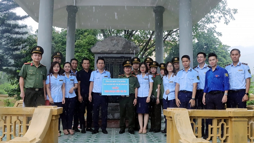 Khi ba màu áo xanh hòa cùng miền ký ức