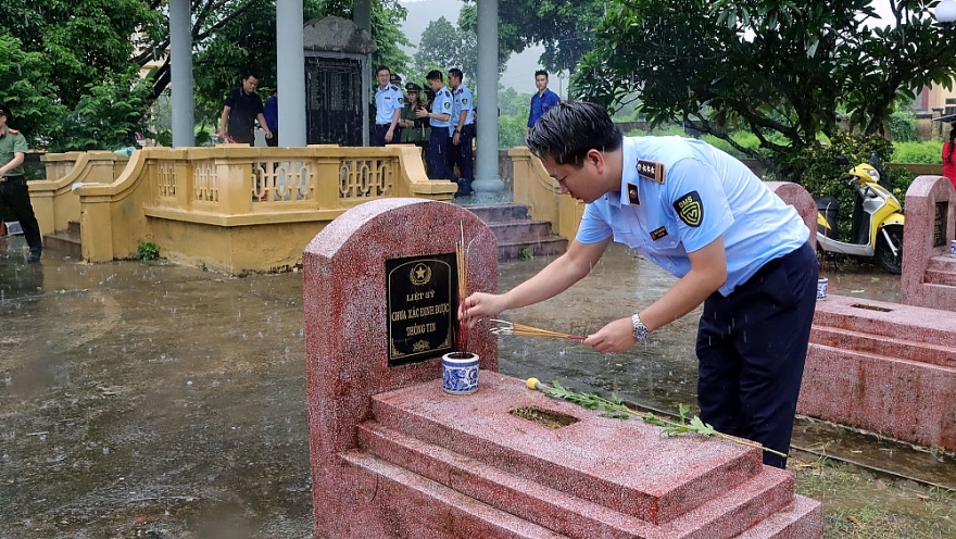 Khi ba màu áo xanh hòa cùng miền ký ức