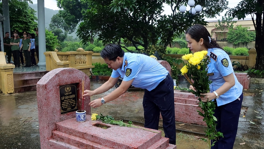 Khi ba màu áo xanh hòa cùng miền ký ức