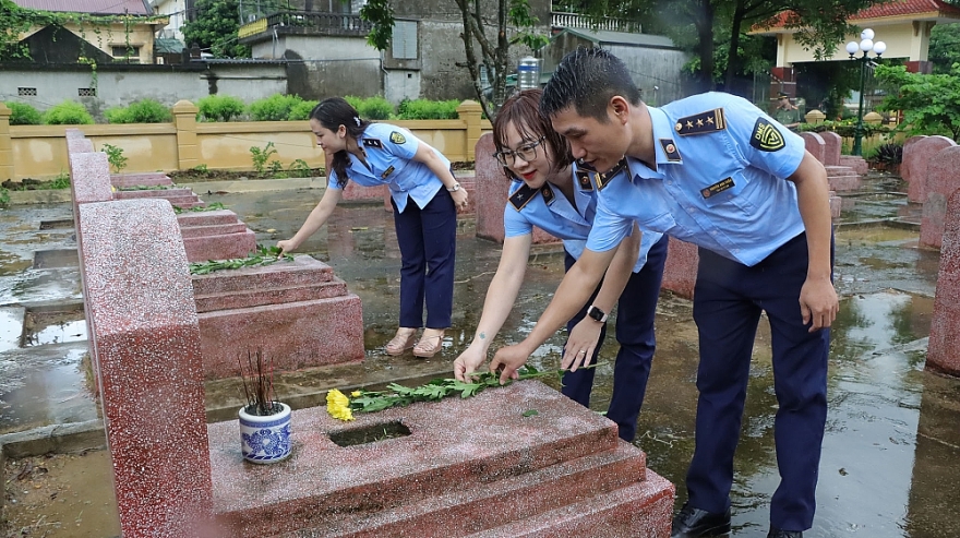 Khi ba màu áo xanh hòa cùng miền ký ức