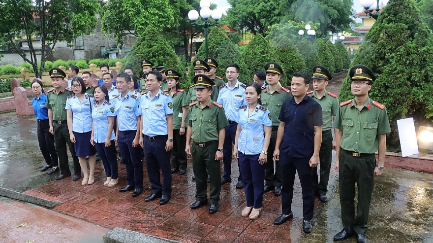 Khi ba màu áo xanh hòa cùng miền ký ức