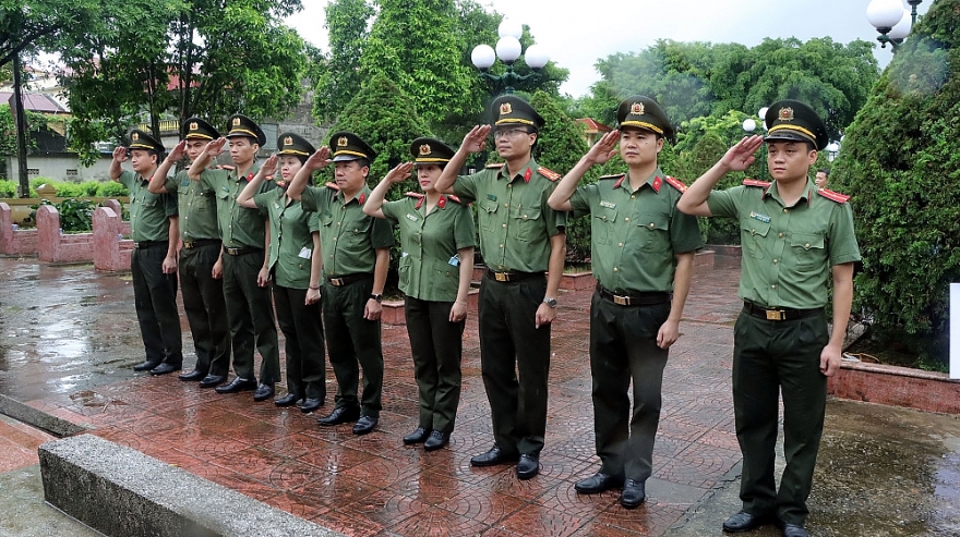 Khi ba màu áo xanh hòa cùng miền ký ức