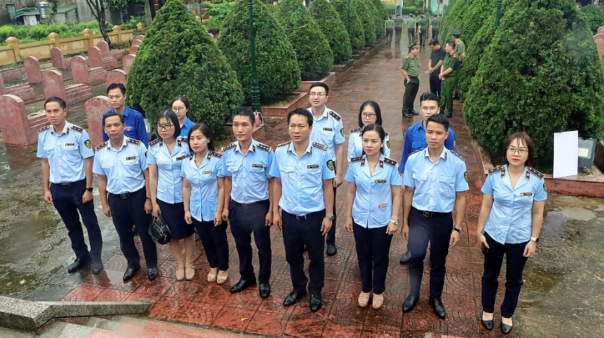 Khi ba màu áo xanh hòa cùng miền ký ức