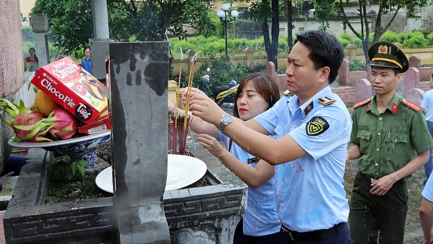 Khi ba màu áo xanh hòa cùng miền ký ức