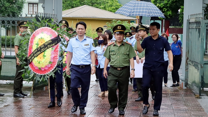 Khi ba màu áo xanh hòa cùng miền ký ức