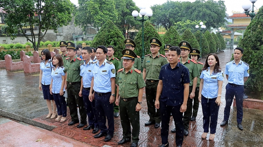 Khi ba màu áo xanh hòa cùng miền ký ức