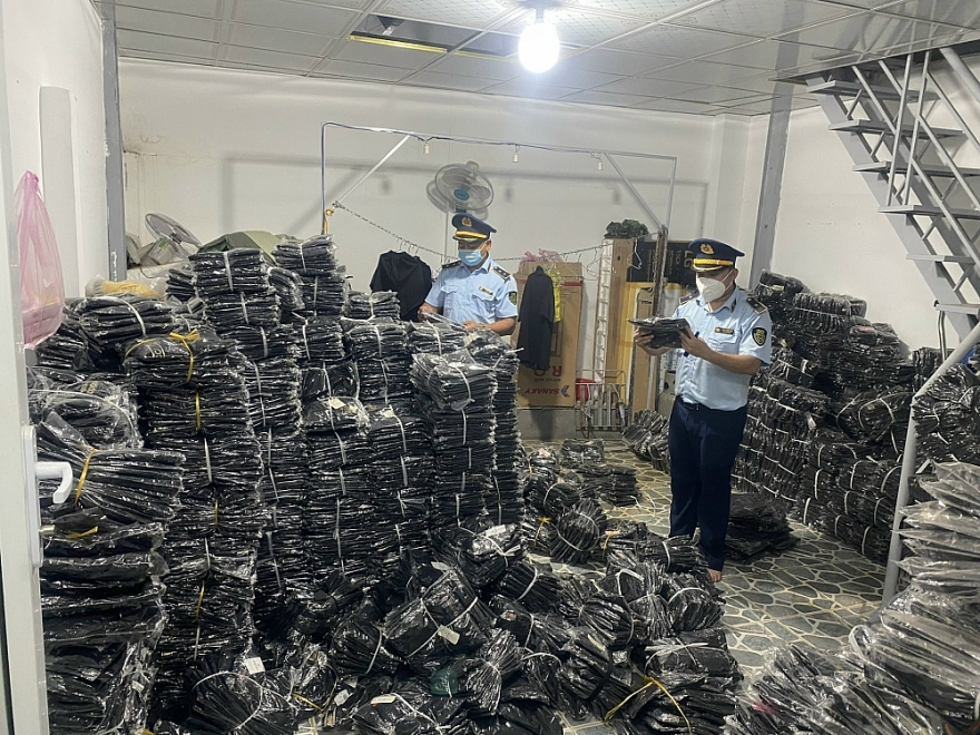 Bán quần áo không nguồn gốc qua livestream, một cơ sở bị kiểm tra, xử lý