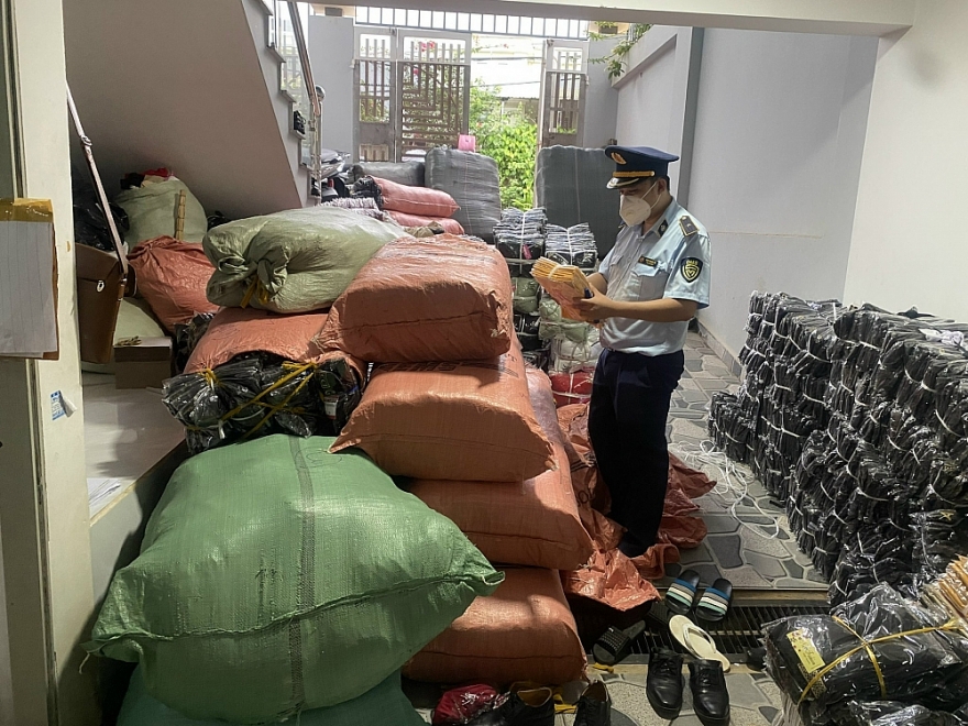 Bán quần áo không nguồn gốc qua livestream, một cơ sở bị kiểm tra, xử lý