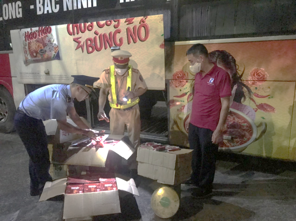 Phát hiện, xử lý chủ xe nhập lậu cánh gà, thuốc lá điện tử từ vùng biên