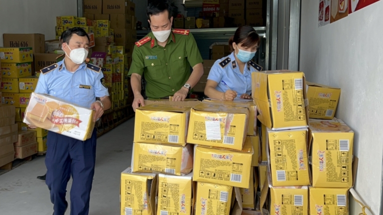 Tiếp tục thu giữ hàng trăm thùng bánh kẹo chưa rõ nguồn gốc tại Hà Nội
