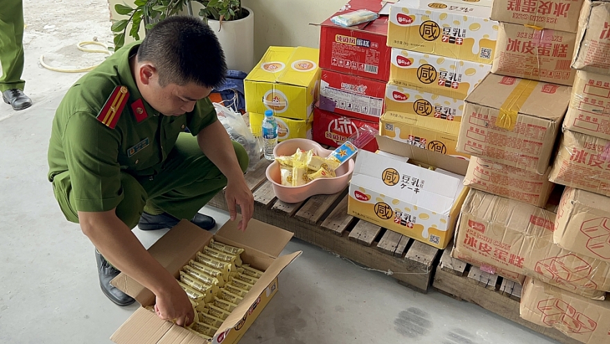 Tiếp tục thu giữ hàng trăm thùng bánh kẹo chưa rõ nguồn gốc tại Hà Nội