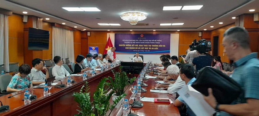 Chuyển hướng kết nối, khai thác đầu ra cho ngành gỗ, dệt may và da giày