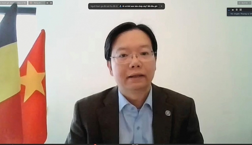 Chuyển hướng kết nối, khai thác đầu ra cho ngành gỗ, dệt may và da giày