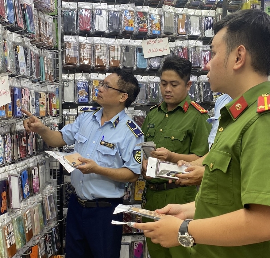 Thu giữ 27.000 linh kiện, phụ kiện điện thoại di động không rõ nguồn gốc