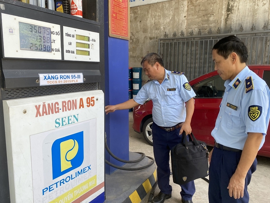 Quản lý thị trường cả nước tăng cường kiểm tra, xử lý vi phạm trong kinh doanh xăng dầu