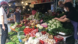 Trở lại nhịp sống bình thường mới: Chợ truyền thống Hà Nội tấp nập, giá bình ổn