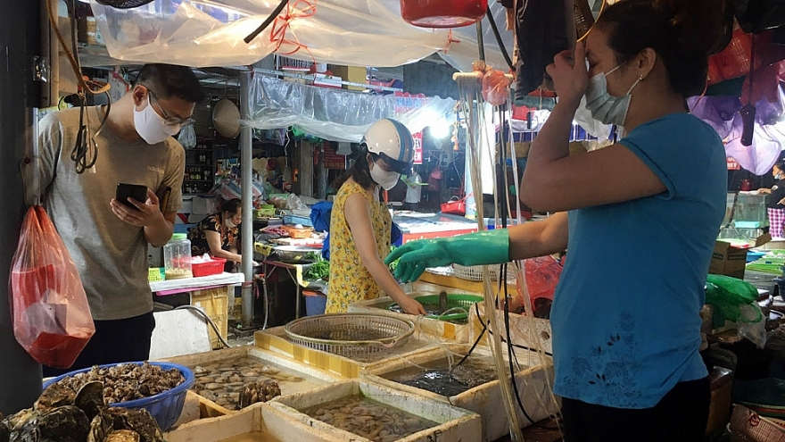 Trở lại nhịp sống bình thường mới: Chợ truyền thống Hà Nội tấp nập, giá bình ổn