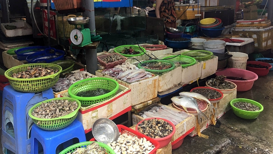 Trở lại nhịp sống bình thường mới: Chợ truyền thống Hà Nội tấp nập, giá bình ổn