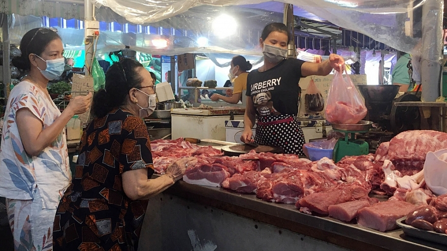 Trở lại nhịp sống bình thường mới: Chợ truyền thống Hà Nội tấp nập, giá bình ổn