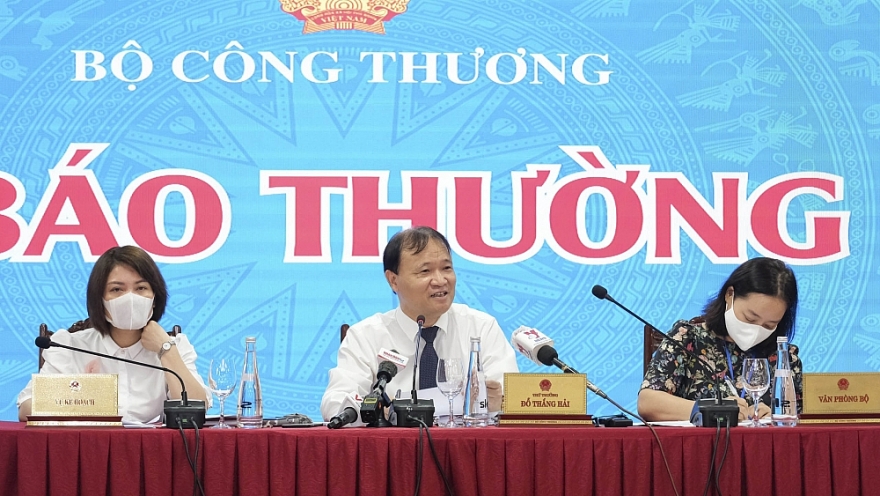 Xăng dầu, giá điện làm nóng họp báo Bộ Công Thương