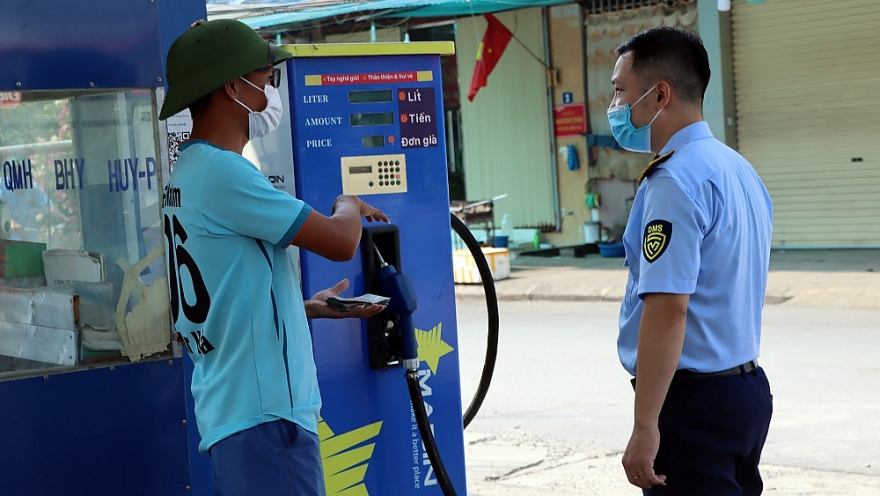 Bộ Tài chính nghiên cứu giảm VAT và thuế tiêu thụ đặc biệt với xăng dầu