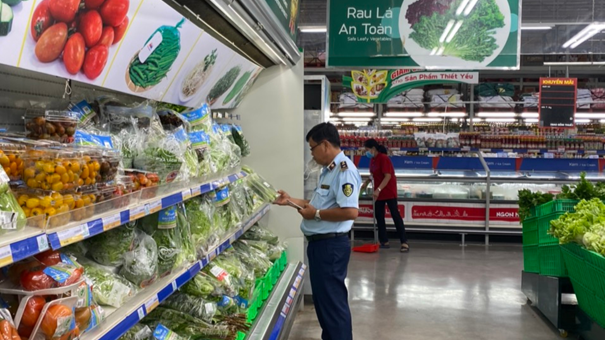 Kịp thời xử lý nhiều cá nhân, cơ sở kinh doanh rau, củ, quả không rõ nguồn gốc