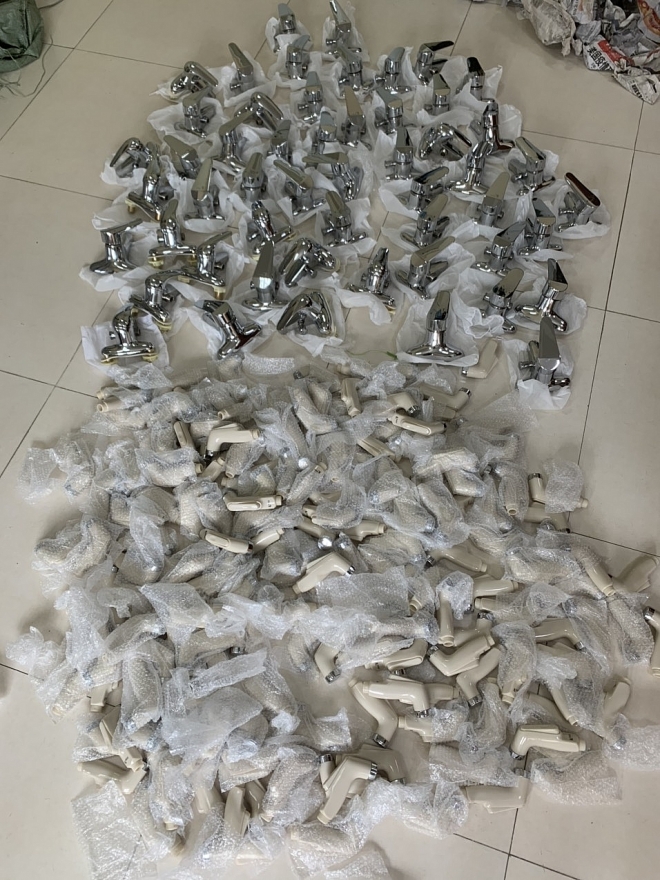 Trung tâm thương mại bán thiết bị vệ sinh giả nhãn hiệu INAX