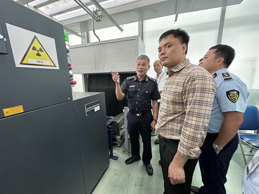 Tăng cường công tác chống buôn lậu, gian lận thương mại qua đường hàng không