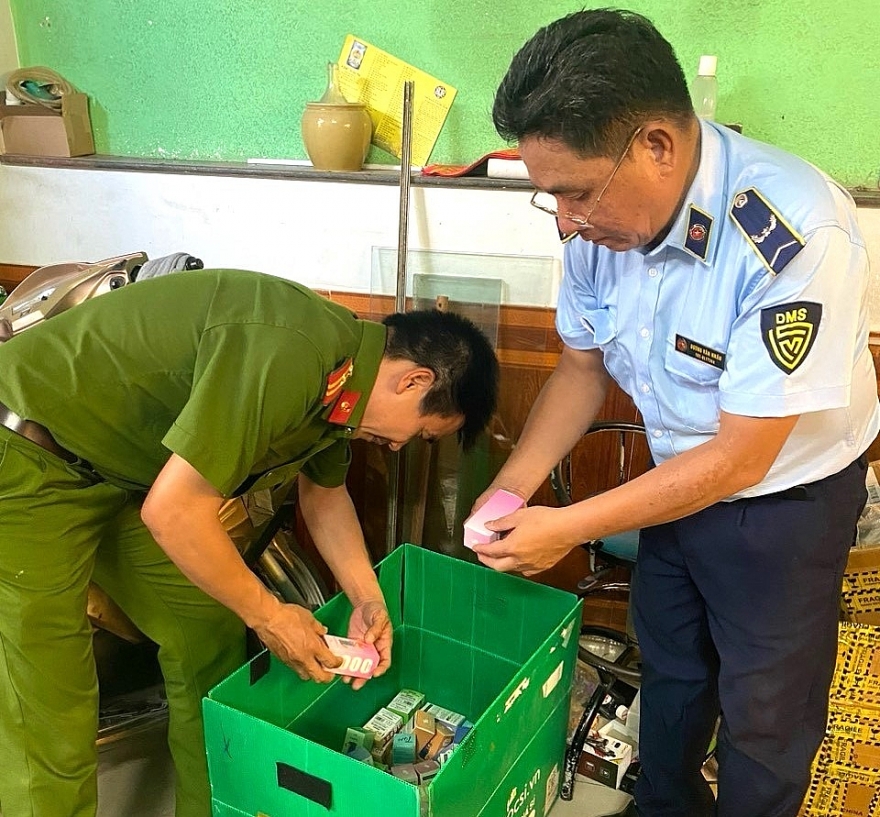 Thu giữ hàng trăm sản phẩm thuốc lá, tinh dầu thuốc lá điện tử