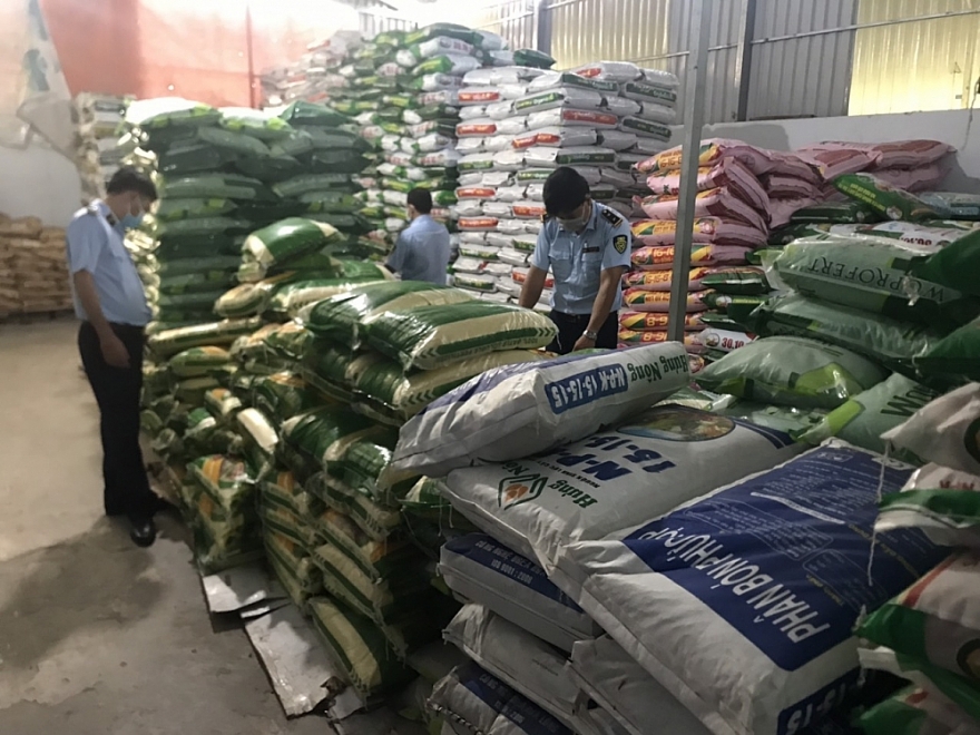 QLTT Vĩnh Long thu giữ hàng trăm bao phân bón hết hạn sử dụng và vi phạm về nhãn QLTT Vĩnh Long thu giữ hàng trăm bao phân bón hết hạn sử dụng và vi phạm nhãn