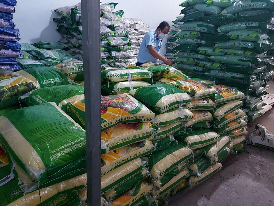 QLTT Vĩnh Long thu giữ hàng trăm bao phân bón hết hạn sử dụng và vi phạm về nhãn QLTT Vĩnh Long thu giữ hàng trăm bao phân bón hết hạn sử dụng và vi phạm nhãn