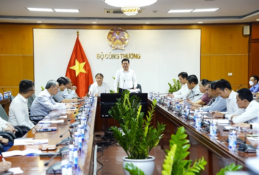 Bộ trưởng Nguyễn Hồng Diên chủ trì cuộc họp với các đầu mối kinh doanh xăng dầu