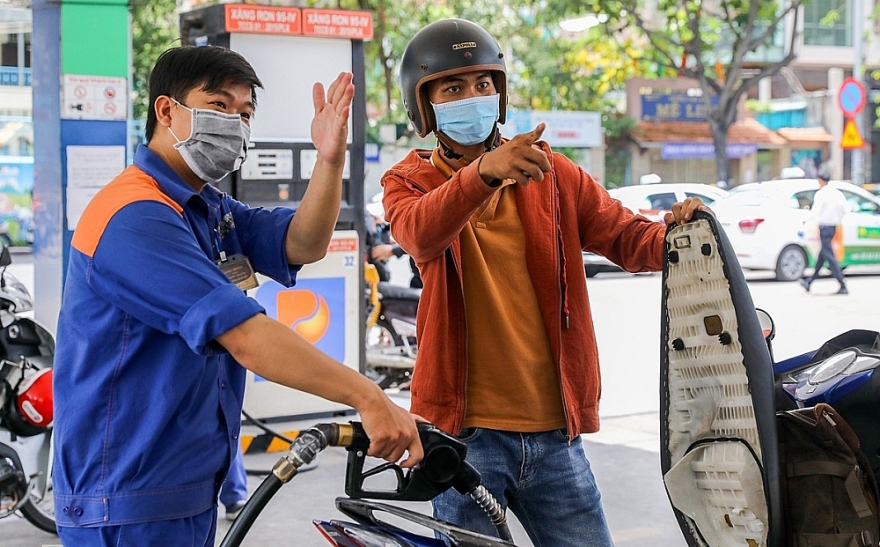 Xăng tăng giá 5 lần liên tiếp, lên sát 25.000 đồng/lít