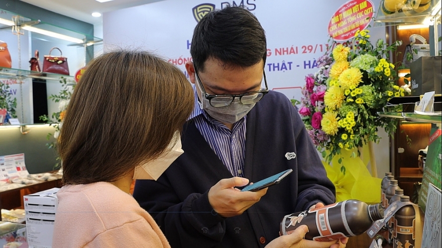 Hàng trăm lượt tham quan trong ngày đầu mở cửa Phòng Trưng bày nhận diện hàng thật - hàng giả