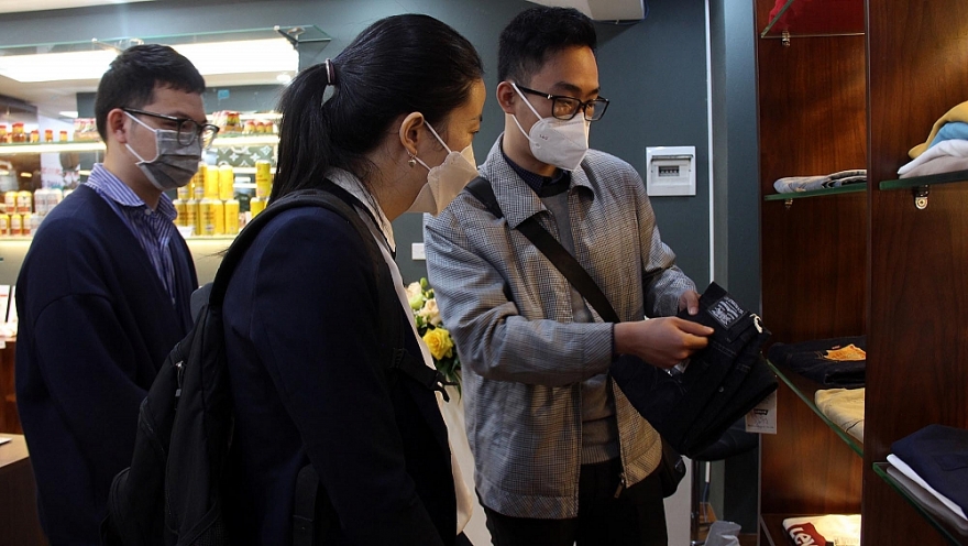 Hàng trăm lượt tham quan trong ngày đầu mở cửa Phòng Trưng bày nhận diện hàng thật - hàng giả