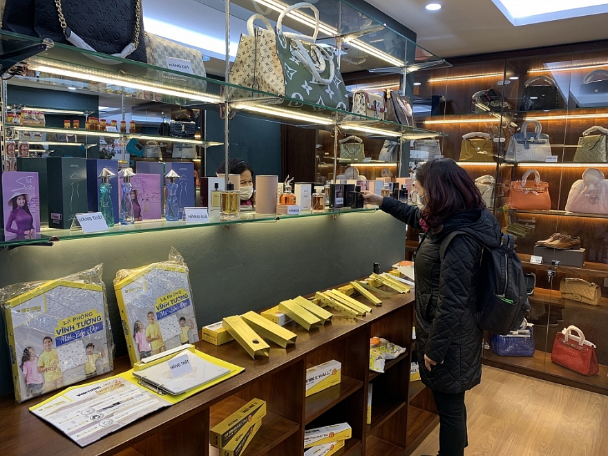 Hàng trăm lượt tham quan trong ngày đầu mở cửa Phòng Trưng bày nhận diện hàng thật - hàng giả