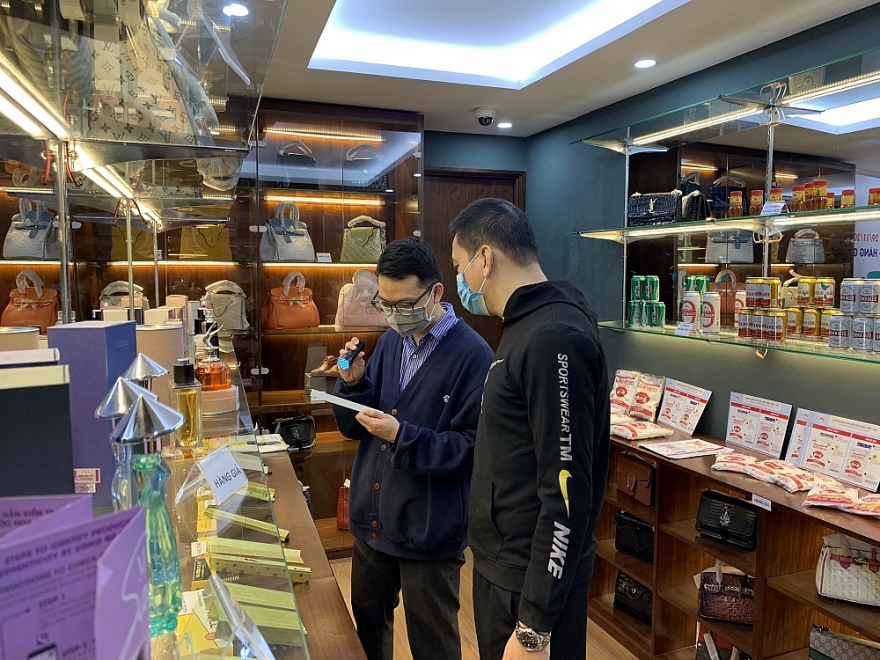 Hàng trăm lượt tham quan trong ngày đầu mở cửa Phòng Trưng bày nhận diện hàng thật - hàng giả