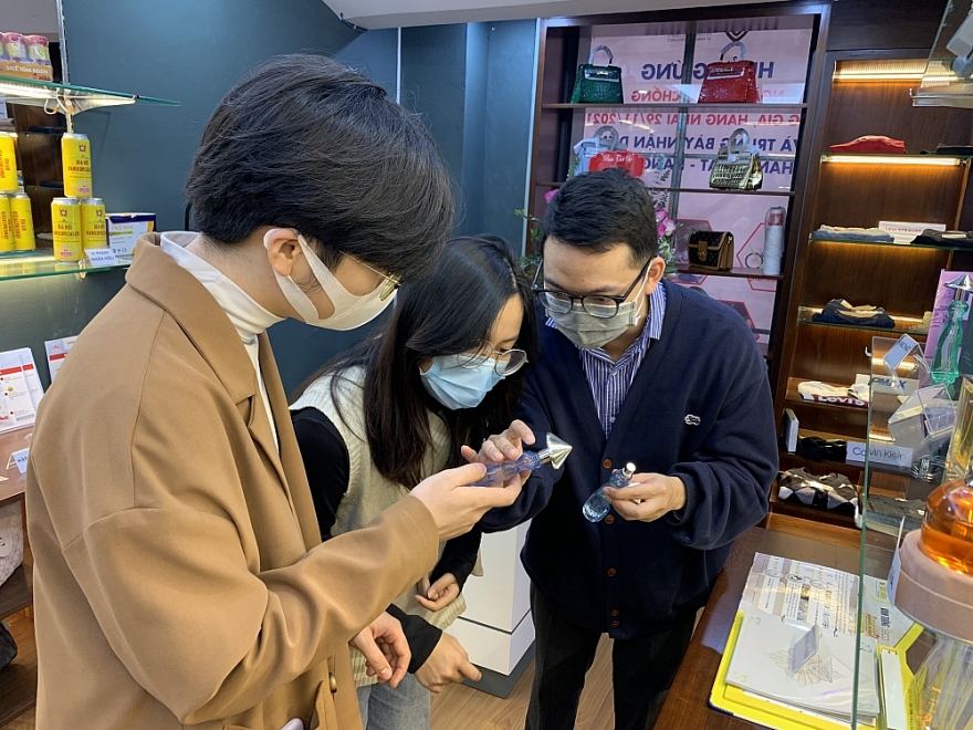 Hàng trăm lượt tham quan trong ngày đầu mở cửa Phòng Trưng bày nhận diện hàng thật - hàng giả