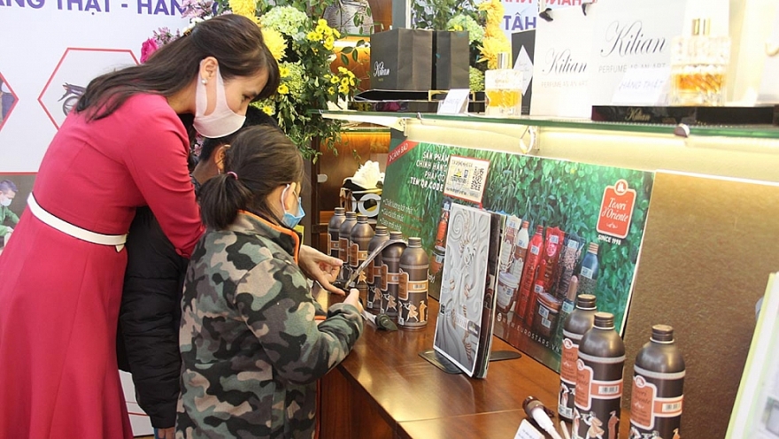 Hàng trăm lượt tham quan trong ngày đầu mở cửa Phòng Trưng bày nhận diện hàng thật - hàng giả