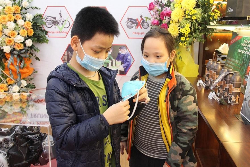 Hàng trăm lượt tham quan trong ngày đầu mở cửa Phòng Trưng bày nhận diện hàng thật - hàng giả