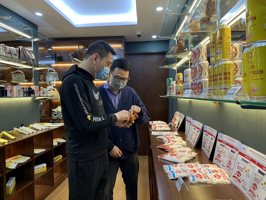 Hàng trăm lượt tham quan trong ngày đầu mở cửa Phòng Trưng bày nhận diện hàng thật - hàng giả