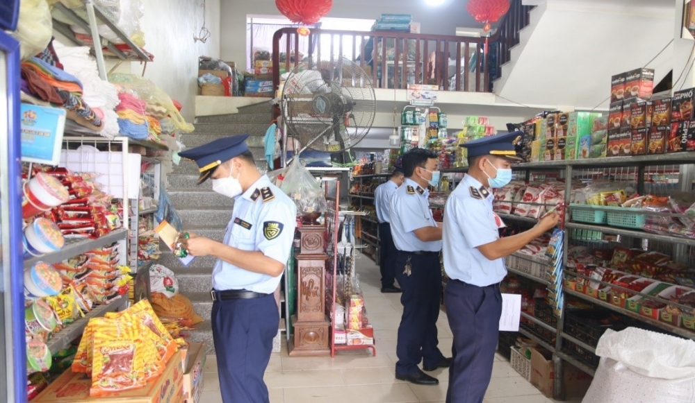 Hòa Bình ra quân kiểm tra, rà soát thị trường đối với gói súp Hảo Hảo