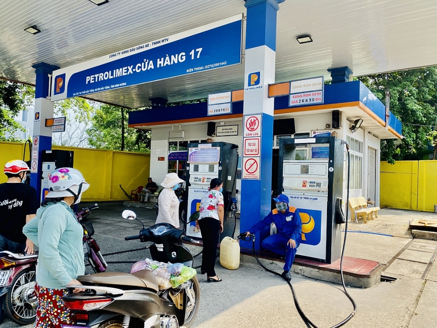 Mua xăng bằng can, chai nhựa: Không cấm nhưng tuyệt đối không tích trữ, bán hàng sai quy định