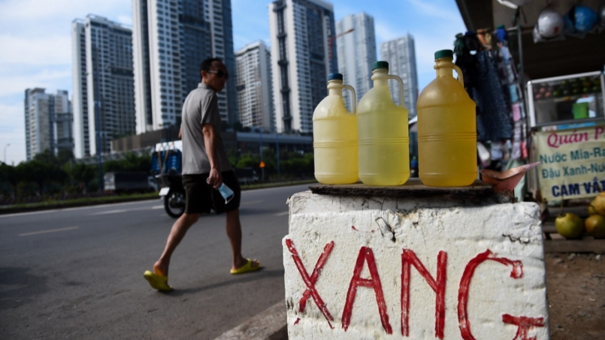 Yêu cầu xử lý nghiêm tình trạng kinh doanh xăng dầu chai lọ tự phát